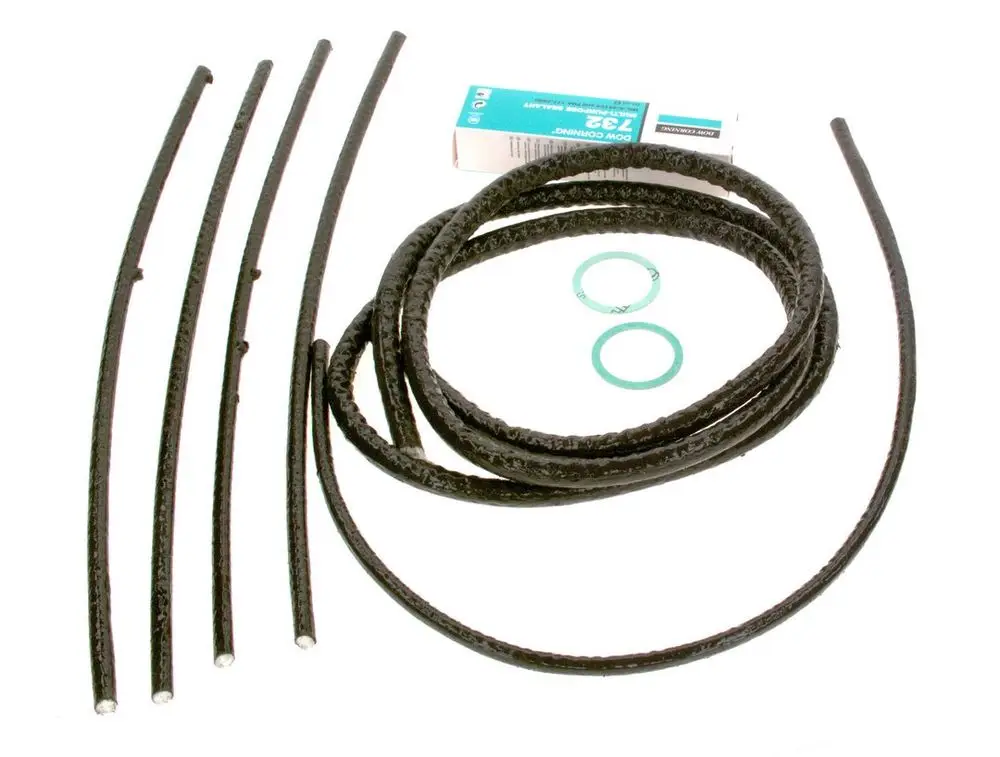 BOSCH Wartungspaket mit mehreren schwarzen Dichtungen und zwei grünen O-Ringen, auf einer weißen Oberfläche angeordnet.